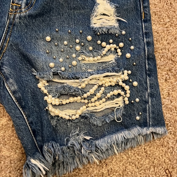 Forever, 21 women’s Jean shorts size 27 with embellishments - Picture 5 of 12